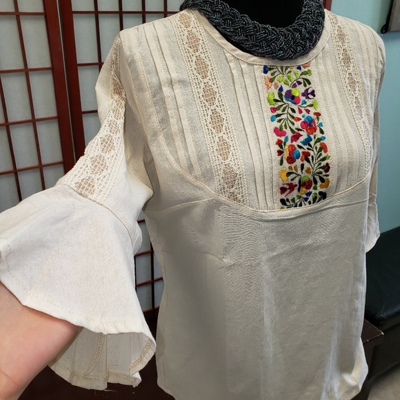 Hand embroidered blouse - Picture 3 of 5